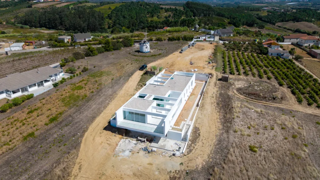 4-bedr. house on 2-hectare plot in Carvalhal