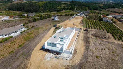 4-bedr. house on 2-hectare plot in Carvalhal