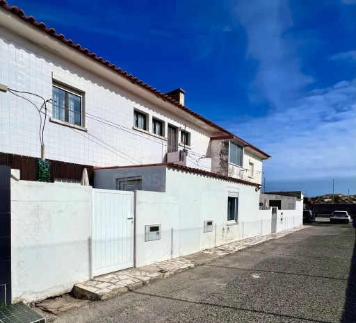 Andar de Moradia com 3 quartos e zona exterior em frente à praia de Peniche