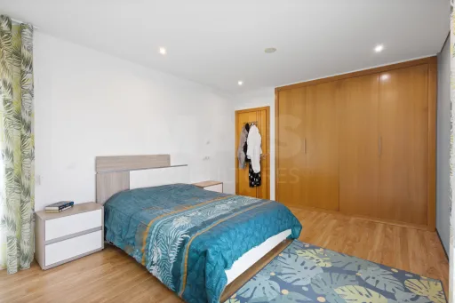 Deslumbrante Moradia T5 com Vista Mar, Piscina Privada e Excelente Exposição Solar