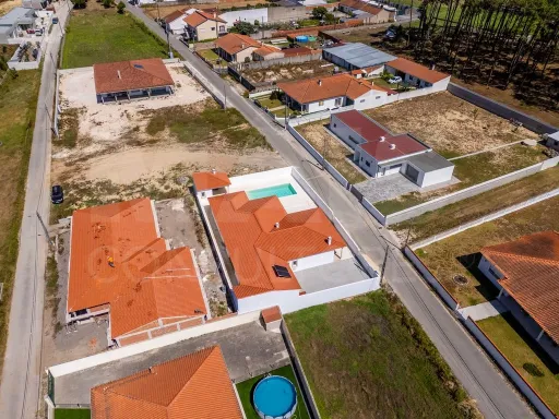 4 bedroom villa with pool near the beaches