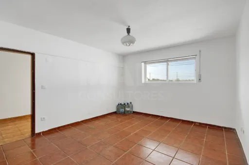 Moradia com 11 Quartos e 3.400 m² de Terreno — Ideal para Turismo, ou Surf Camp