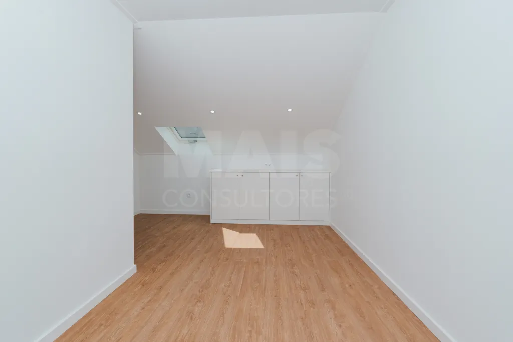 Moradia T4 Totalmente Remodelada com Logradouro em Coruche