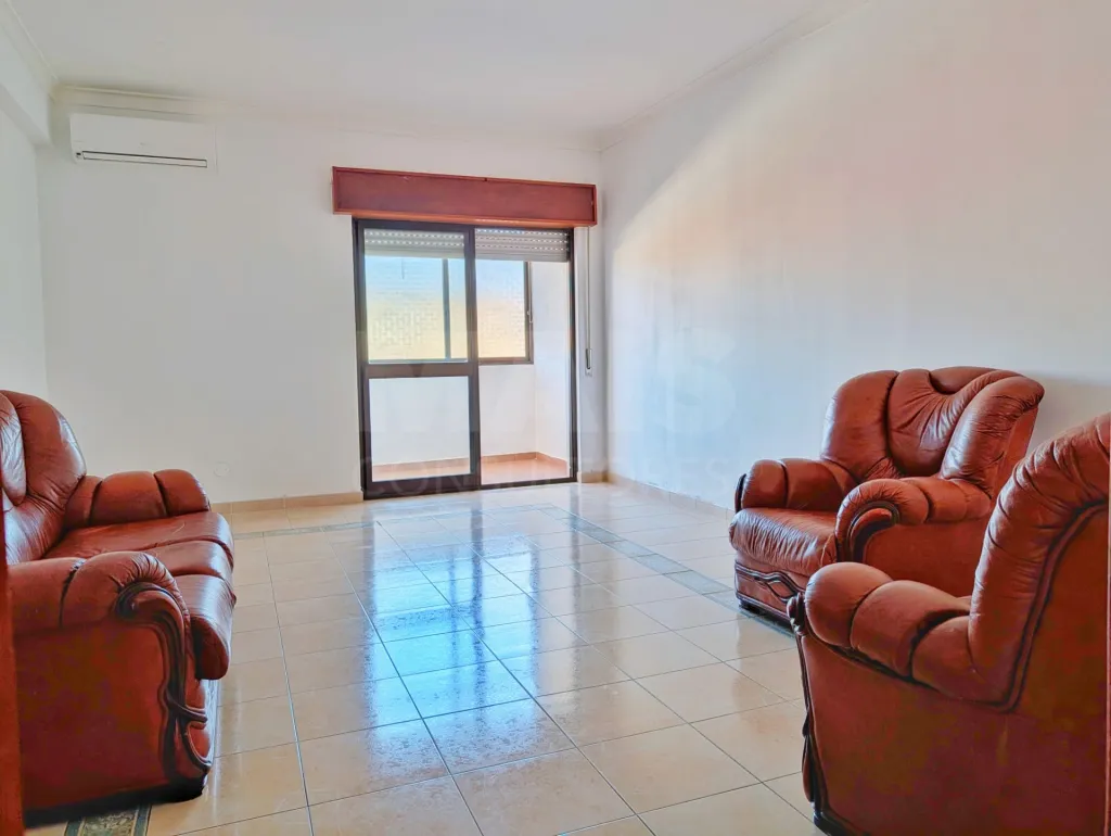 Apartamento T2 com 2 varandas fechadas e Prédio com Elevador – Varzinha, Setúbal