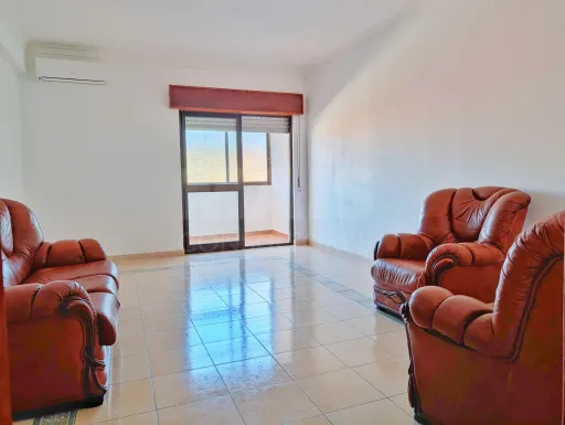 Apartamento T2 com 2 varandas fechadas e Prédio com Elevador – Varzinha, Setúbal