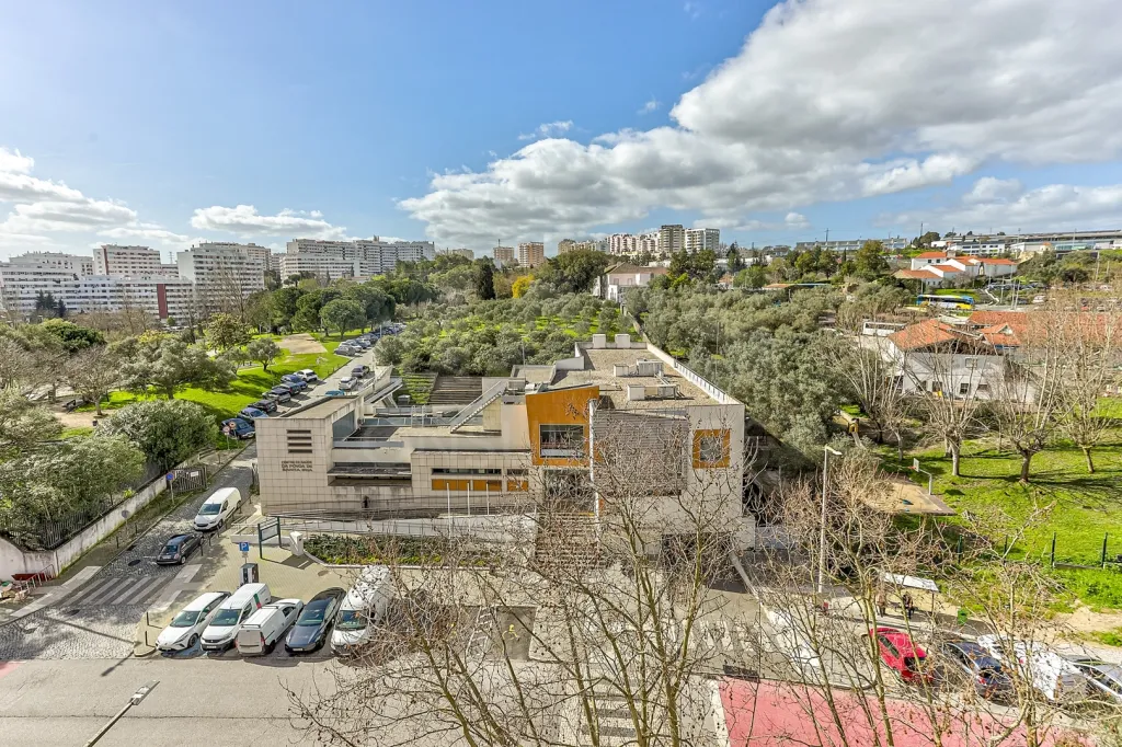 Apartamento T3 totalmente remodelado na Póvoa de Santa Iria com parqueamento
