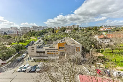 Apartamento T3 totalmente remodelado na Póvoa de Santa Iria com parqueamento