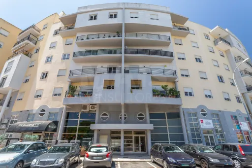 Magnificent T3 Alto Santa Catarina with 2 parking spaces and 2 storage rooms