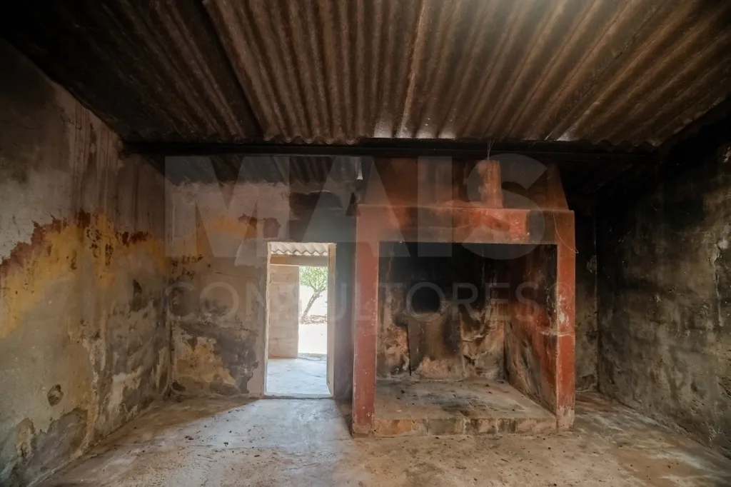 Quintinha T3 com 7.616 m² de terreno urbano e anexos (Casal do Rei)