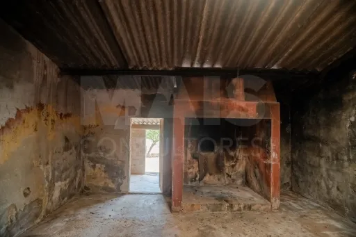 Quintinha T3 com 7.616 m² de terreno urbano e anexos (Casal do Rei)