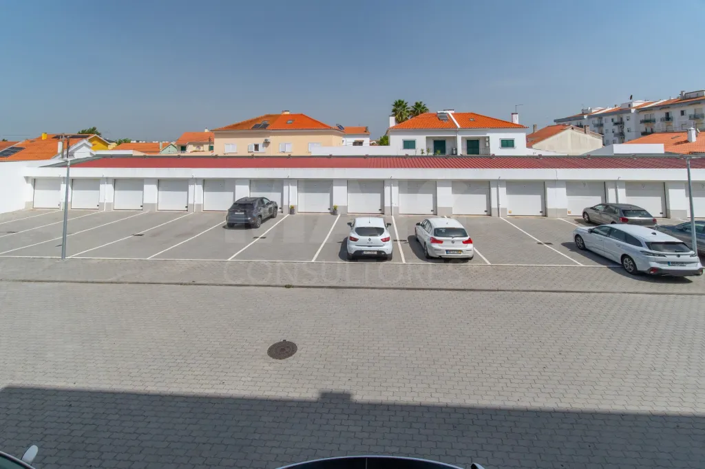 Premium, Like-New 3-Bedroom Apartment with Exceptional Balcony – Garage – Elevator – Convenient Access to Lisbon