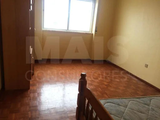 Apartamento T3 com marquise localizado no centro da cidade