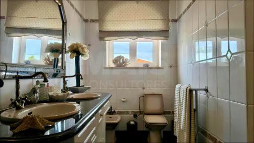 Moradia T5 de Prestígio com Vista Mar, Terreno de 2.075 m² e Detalhes Artísticos Exclusivos