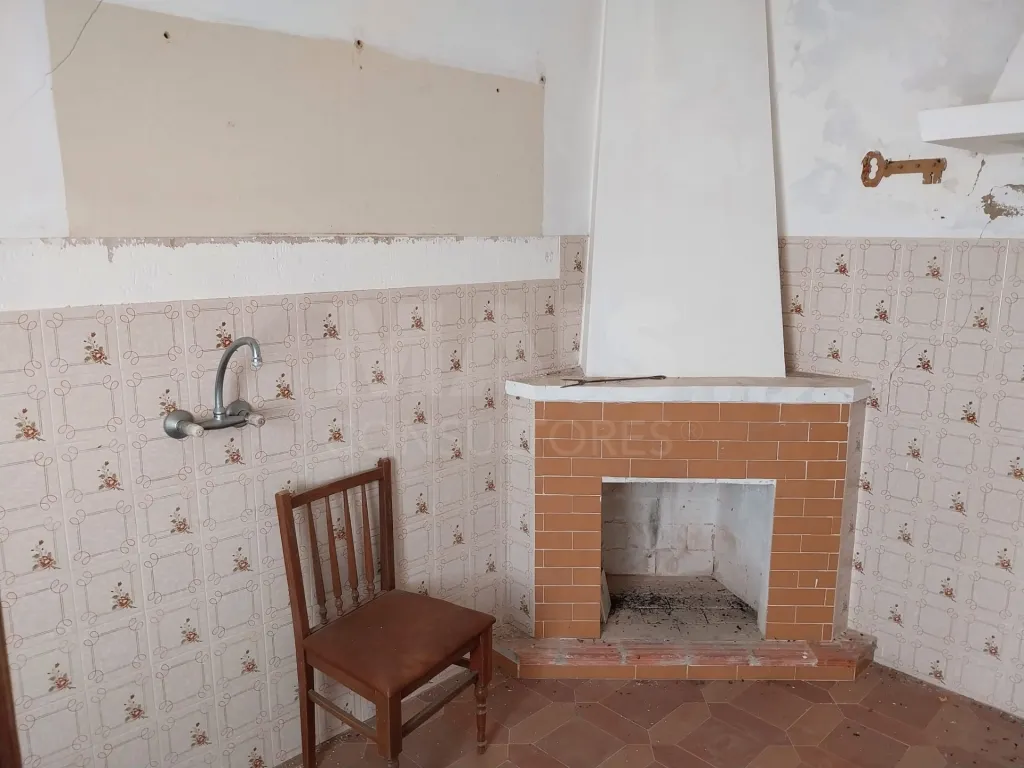 Moradia Bi Familiar para remodelar em Propriedade Horizontal