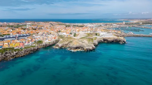 Moradia com 3 apartamentos e vista mar