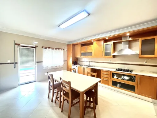 3 bedroom apartment with parking in Urbanização das Oliveirinhas