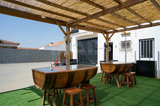 Imóvel com 2200m2 com Adega e restaurante equipado