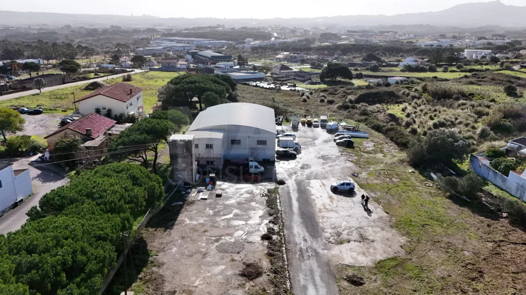 Armazém inserido em terreno de 9342m2 na Terrugem
