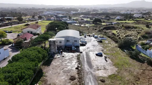Armazém inserido em terreno de 9342m2 na Terrugem