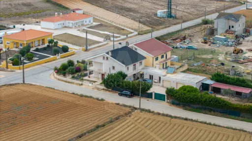 Moradia T5 com piscina e garagem em terreno de 2.000m2 na Bufarda
