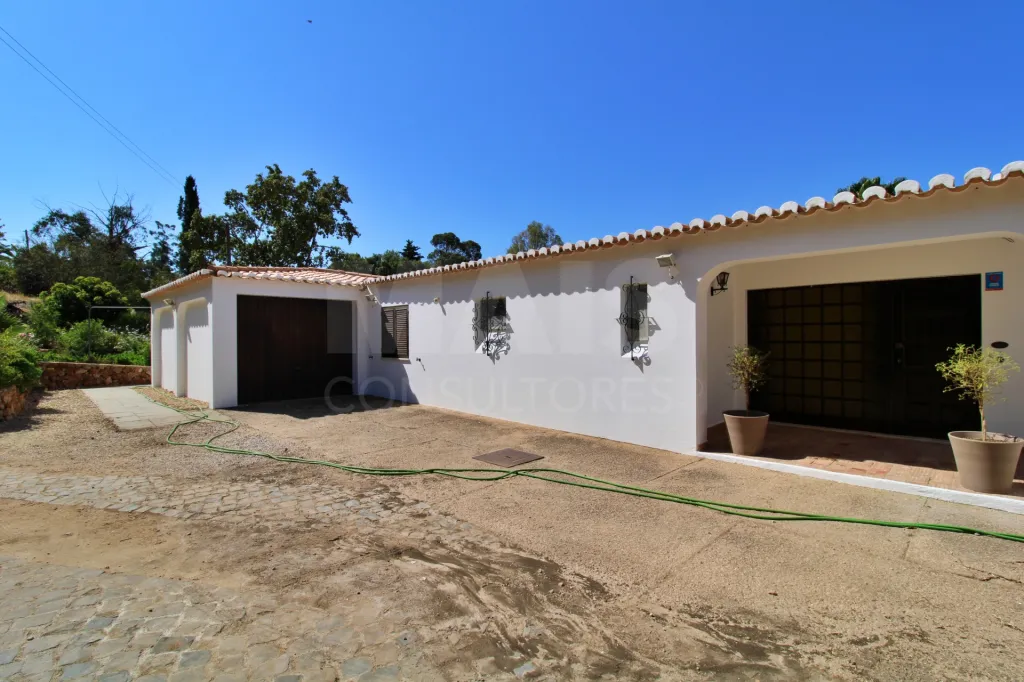 Fantástica moradia térrea em Carvoeiro com amplo terreno