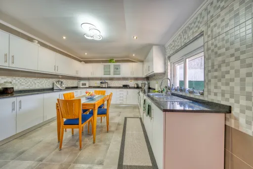 Viva com Espaço e Conforto: Moradia T4 com Anexo e Garagem em Coruche – Pronta a Habitar