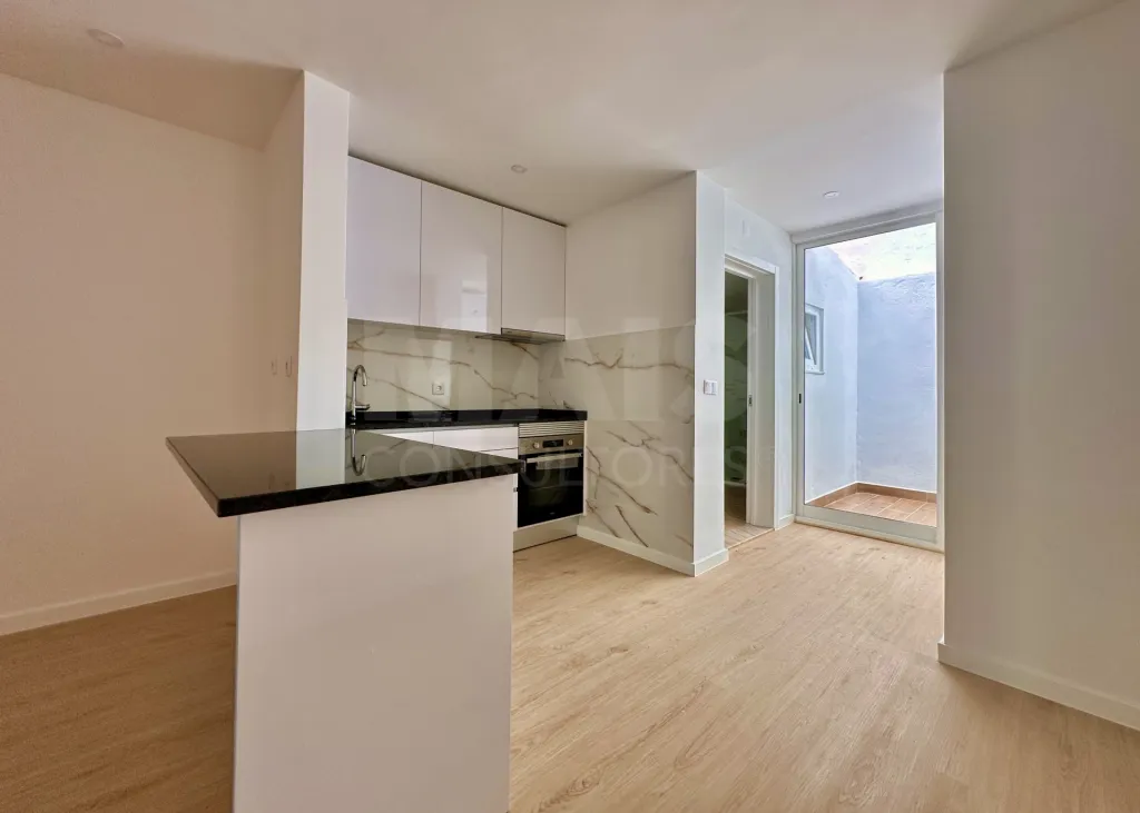 Moradia T3 em Banda Totalmente Renovada com Terraço - Avenidas Novas