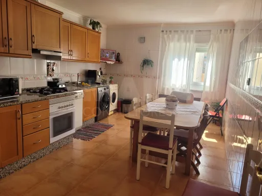 Spacious 3-bedroom apartment with suite, storage room and parking space in Carregado