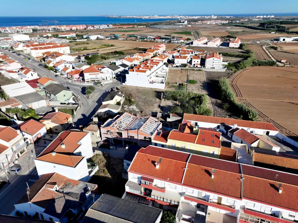 Apartamento T2 com Varanda & Parqueamento Privado, a 1 km da Praia da Consolação | Atouguia da Baleia – Peniche