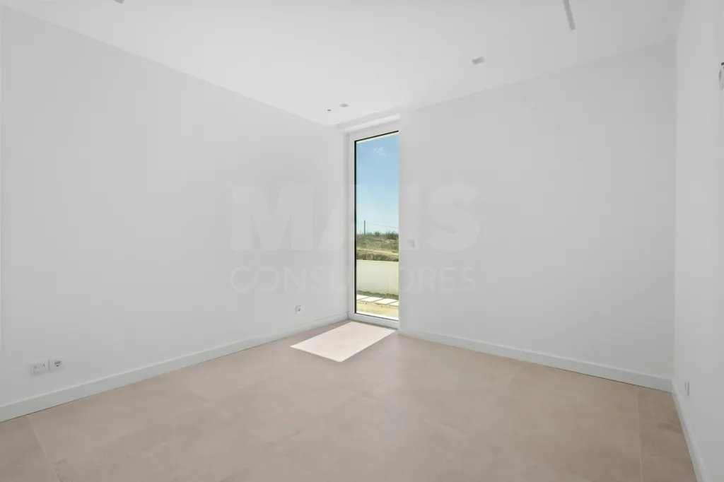 4-bedr. house on 2-hectare plot in Carvalhal