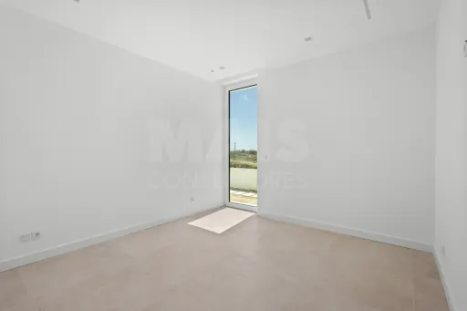 4-bedr. house on 2-hectare plot in Carvalhal