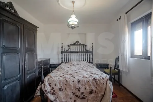 Quintinha T3 com 7.616 m² de terreno urbano e anexos (Casal do Rei)