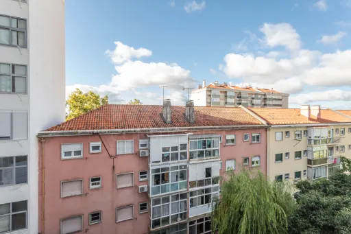 3-bedroom apartment in Alvalade, near Padre António Vieira Secondary School