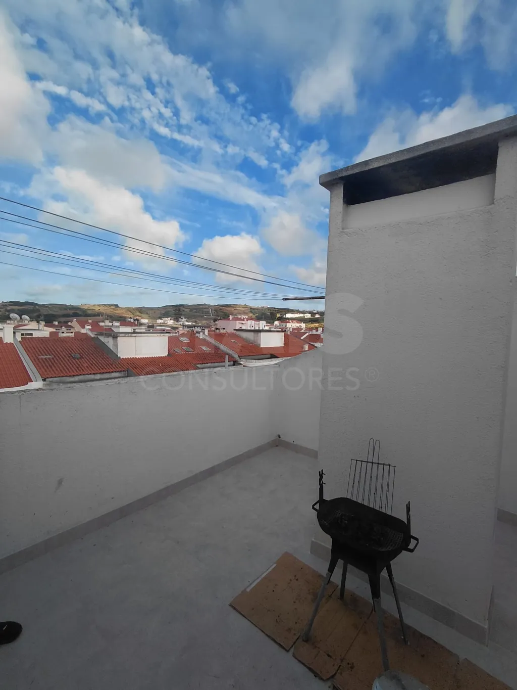 Spacious 3-Bedroom Apartment in Downtown Lourinhã with a Balcony and Terraces