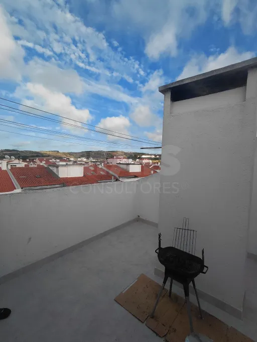 Spacious 3-Bedroom Apartment in Downtown Lourinhã with a Balcony and Terraces