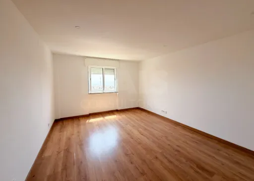 Prédio de Habitação e Comércio em Santa Iria de Azoia