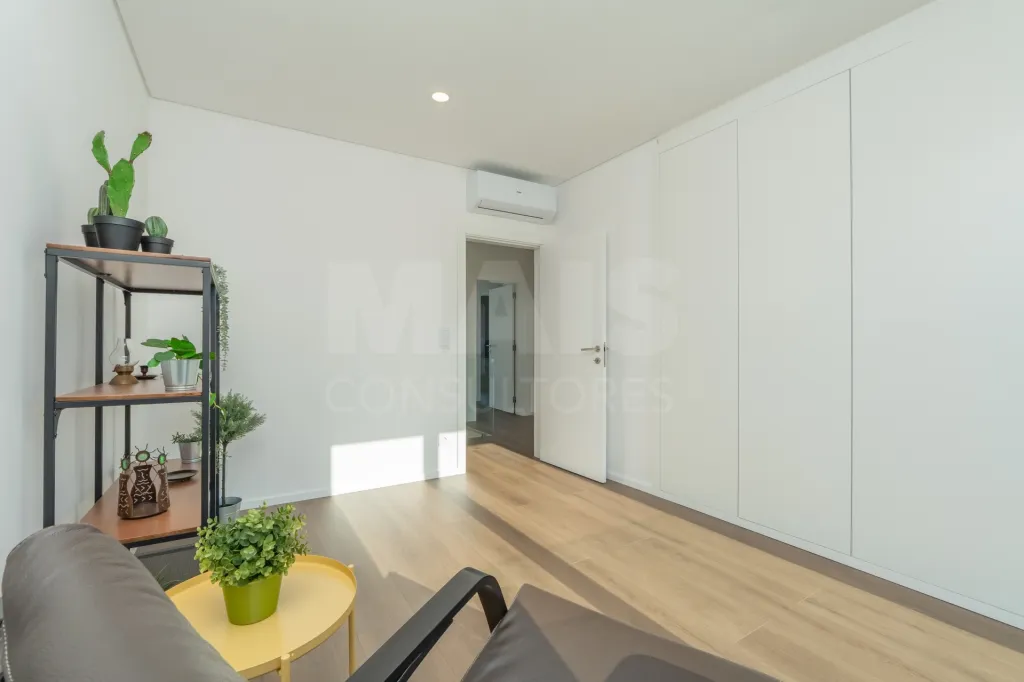 Moradia T3 contemporânea com piscina privada no Porto Alto
