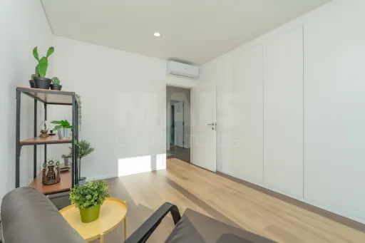 Moradia T3 contemporânea com piscina privada no Porto Alto