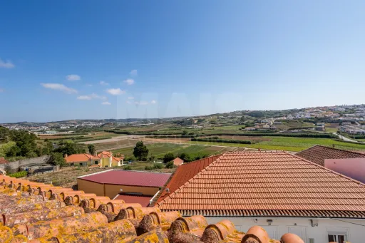 3 bedroom apartment in gated community 5 minutes from the beach