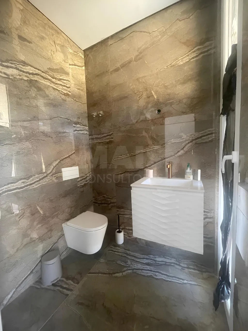 Moradia térrea contemporânea em fase final, com piscina infinita e jacuzzi em lote de 1.500 m²