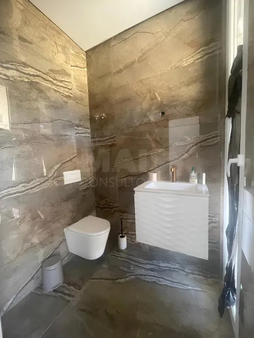 Moradia térrea contemporânea em fase final, com piscina infinita e jacuzzi em lote de 1.500 m²