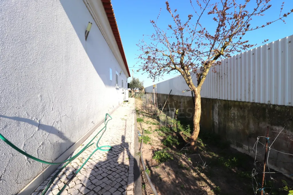 Moradia Térrea T4 Isolada, com Terreno e Garagem Samora Correia
