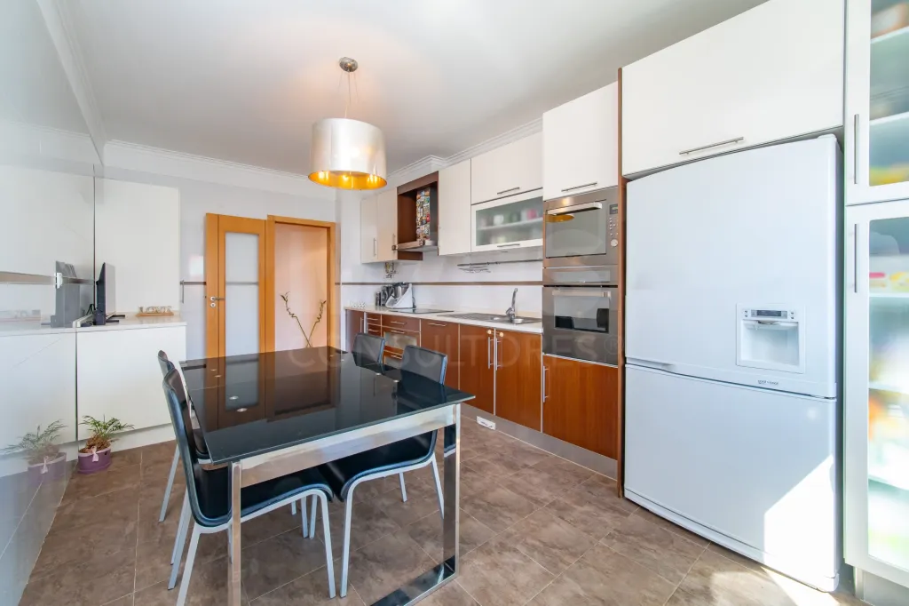 Apartamento T3 com parqueamento na Urbanização das Oliveirinhas em Samora Correia