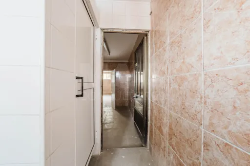 Moradia T3 com comércio e terraço no Coto