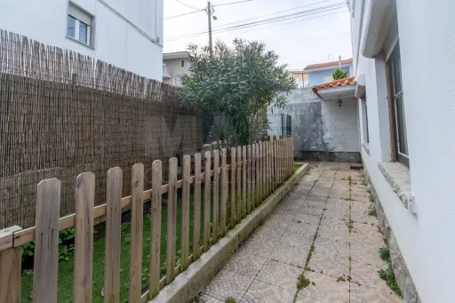 Prédio Multifamiliar em Alcabideche: Excelente Oportunidade de Investimento Próximo às Praias de Cascais