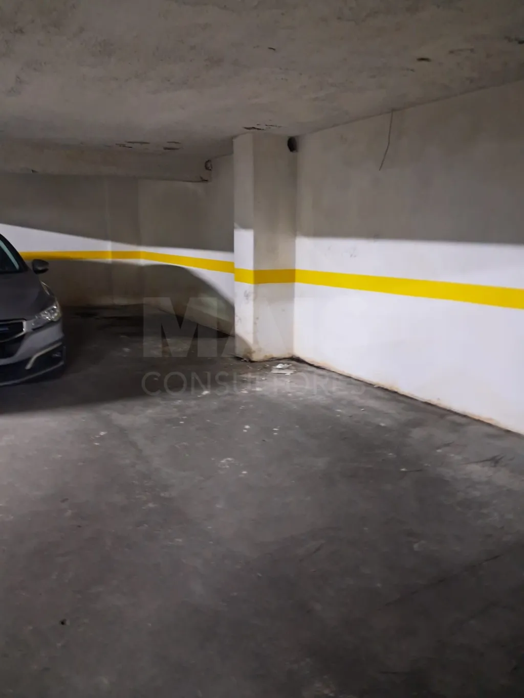 Parqueamento junto à Avenida 1º de Maio