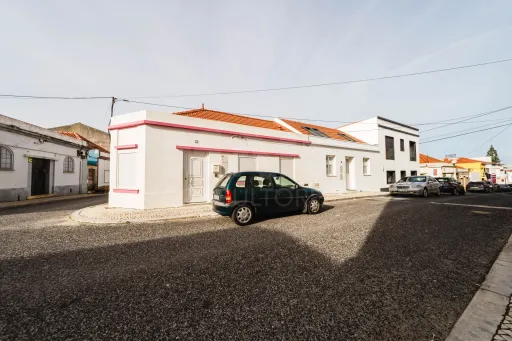 Moradia T2+1 única no coração histórico de Peniche — venha conhecê-la ao vivo