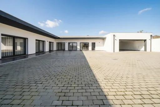 Modern 3-bedr. house on plot of land w/ 2.610m2