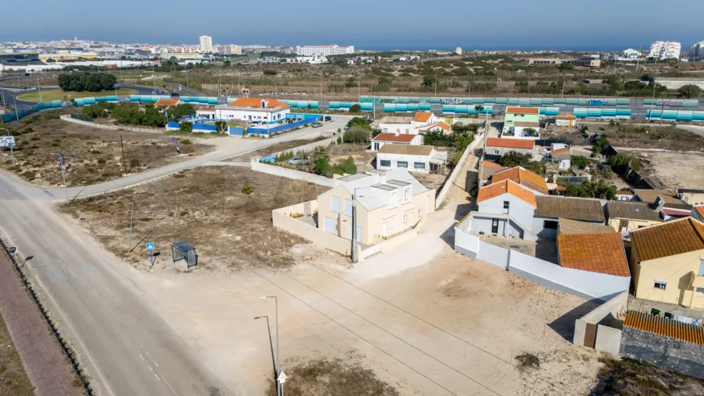 Moradia T2 com quintal e vista mar junto aos Supertubos