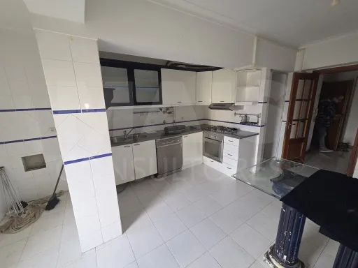 🏠 Strategic 3-Bedroom Apartment in Carregado - Connectivity and Convenience